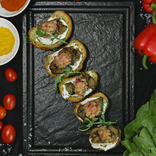 БРУСКЕТТА С КУРИНОЙ ПЕЧЕНЬЮ